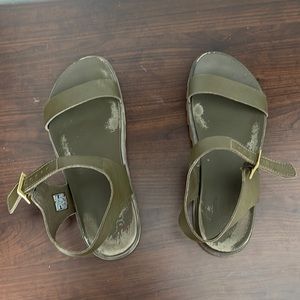 Sorel Womens Roaming™ Decon Ankle Strap Sandal in Army Green